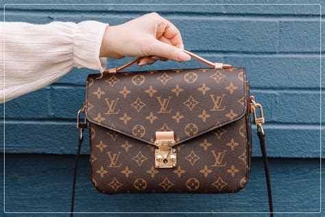 spot fake louis vuitton bags.